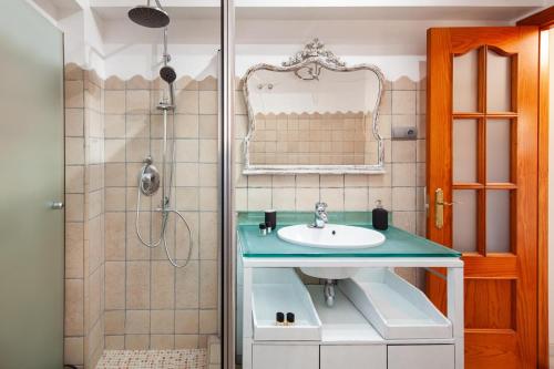 a bathroom with a sink and a shower at Valentina Home in Málaga