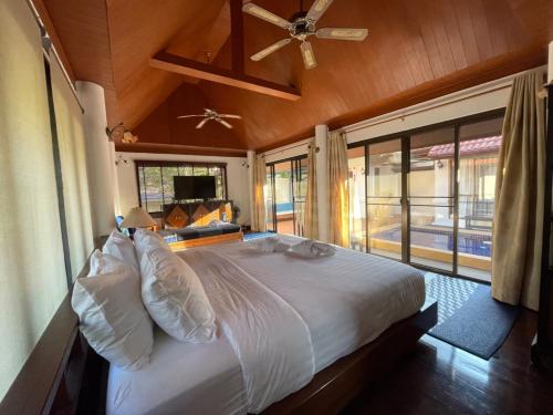 Un pat sau paturi într-o cameră la Casa Khaoyai Bed&Breakfast