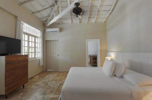 a bedroom with a bed and a television in it at Villa Marina Lodge & Condos in Playa Venao