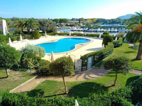 une image d'une piscine dans un parc dans l'établissement Lovely Appartment Cannes Marina, à Mandelieu-la-Napoule