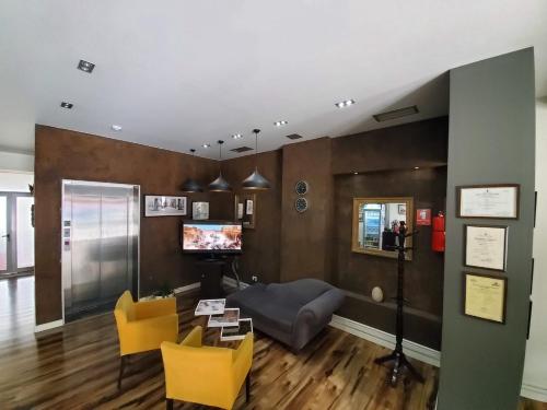 Televisyen dan/atau pusat hiburan di Hotel Alysa Korce