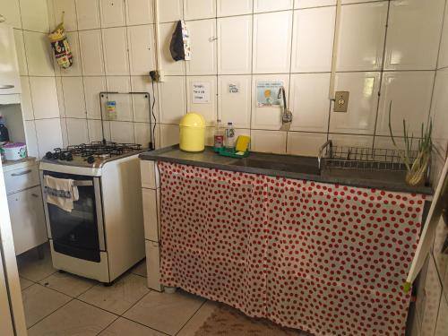 a kitchen with a stove and a counter top at Casa da Mineira Hospedaria in Lençóis