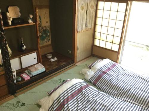 a bedroom with a bed and a large mirror at HOMESTAY Kucha - Vacation STAY 17857v in Asa