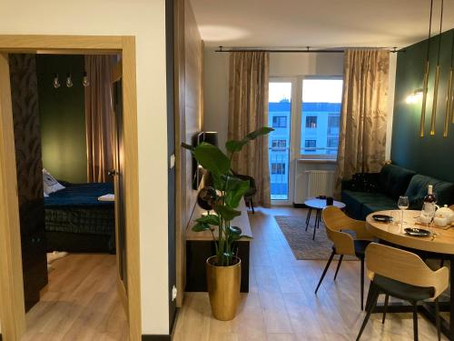 salon ze stołem i jadalnią w obiekcie Apartamenty Termalne GREEN Apartment w Uniejowie