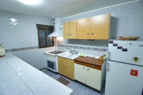 A kitchen or kitchenette at Casa Rural El Hidalgo Valdecolmenas de Arriba