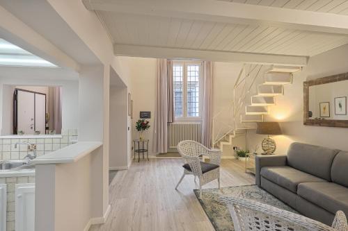 sala de estar con sofá y escalera en Giglio Bianco, en Florencia