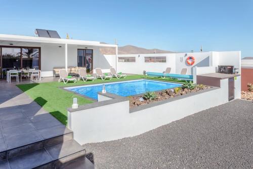 eine Villa mit einem Pool und einer Terrasse in der Unterkunft Villa Ponzos Chalet independiente y privado in Triquivijate