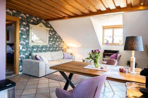 een woonkamer met een bank en een tafel bij Idyllische Designer-Apartments am Bio-Bauernhof in SalzburgerSeenland Schmiding 10 in Seekirchen am Wallersee
