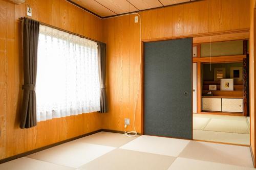 ein Wohnzimmer mit einer Tür und einem Fenster in der Unterkunft Tomabari Guest House - Vacation STAY 15604v in Sanuki