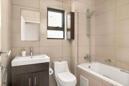 ein Badezimmer mit Toilette, Waschbecken und Badewanne in der Unterkunft V&S Apartments - Lovely 2 bedroom in Fourways, Johannesburg in Midrand