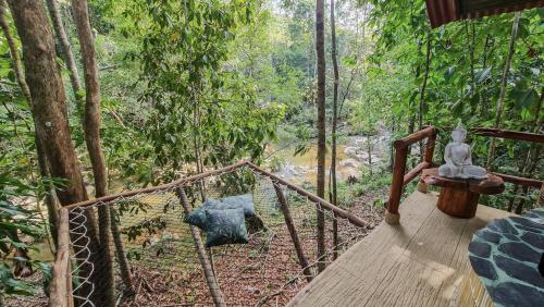 Taman di luar EntreAguas Ecolodge