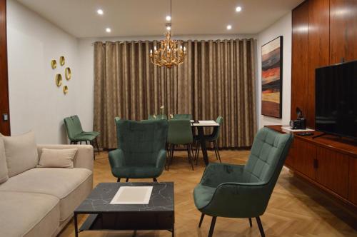uma sala de estar com um sofá e uma mesa com cadeiras em New City Center Stays 2 em Munique