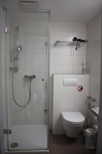 bagno con doccia e servizi igienici. di Ferienwohnung Breitling a Rostock
