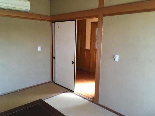 een lege kamer met een deur en een hal bij Hagioen - Vacation STAY 20253v in Uki