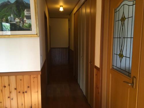 een hal met een deur en glas-in-loodramen bij Hagioen - Vacation STAY 20253v in Uki