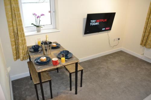a small table with food on it in a room at Olive Tree Apartment - 2 Bedrooms Apartment - Stayseekers in Salisbury