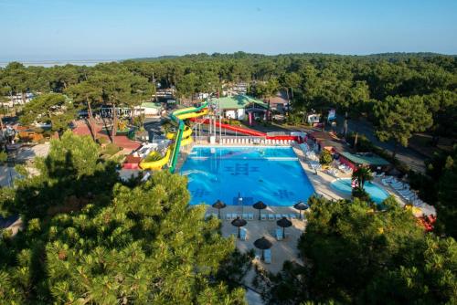 an overhead view of a pool at a water park at Bonne anse plage in Les Mathes