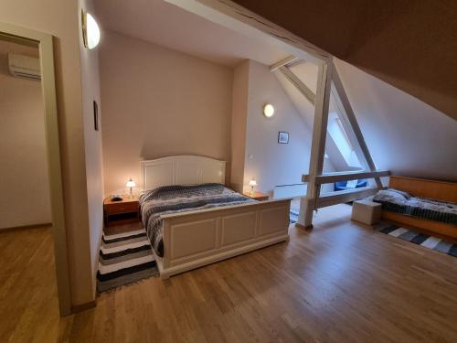 เตียงในห้องที่ Apartma Vrtnica, Vila Golf