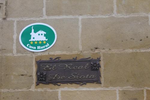 a sign on the side of a brick wall at EL REAL DE SIOTA in Castañares de Rioja