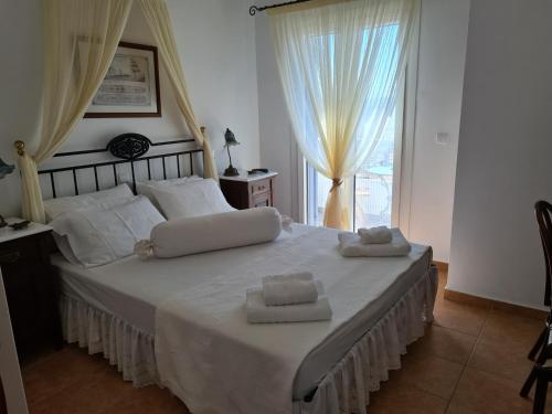 ein Schlafzimmer mit einem großen Bett mit Handtüchern darauf in der Unterkunft Milos Sun Villa in Péran Triovasálos