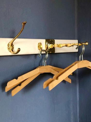a pair of wooden skis hanging on a wall at FärgLabbets Bed and Breakfast in Sunne
