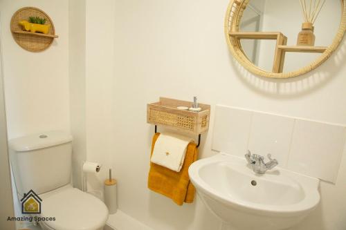 Ένα μπάνιο στο Executive 2 Bed Flat in Stockton Heath by Amazing Spaces Relocations Ltd