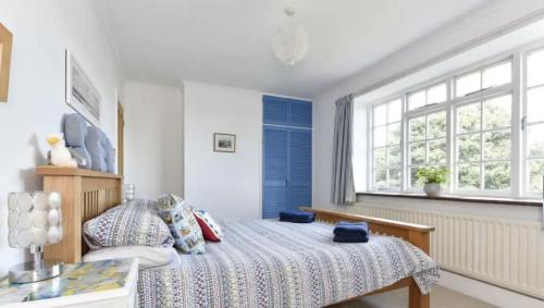 um quarto com uma cama e uma janela em Solent Sea View beach Cottage em Hill Head