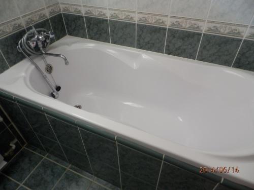 y baño con bañera y grifo. en Zsuzsanna Ház, en Hévíz