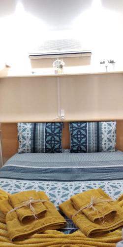 a bed with towels on it under a table at Lodge Rabasquinha in Fronteira
