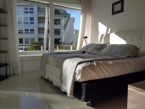 Ένα ή περισσότερα κρεβάτια σε δωμάτιο στο Solanas Gardens View Duplex con Parrillero para 7 personas