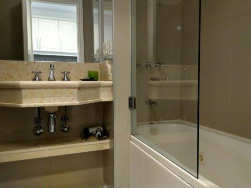 Ένα μπάνιο στο Solanas Gardens View Duplex con Parrillero para 7 personas