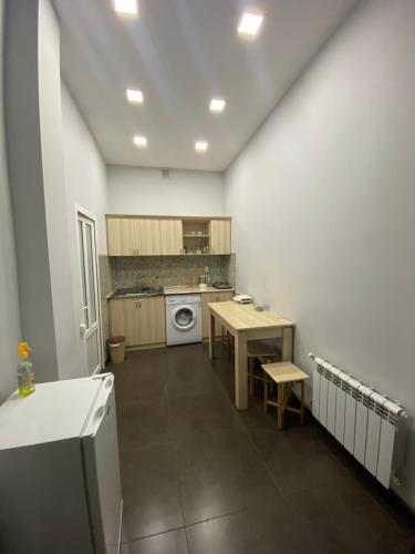 mała kuchnia ze stołem i kuchenką w obiekcie Apartment 52 w Erywaniu