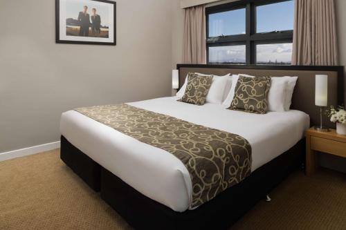 Ένα ή περισσότερα κρεβάτια σε δωμάτιο στο Rydges Mackay Suites