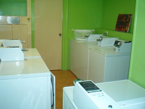 a laundry room with a washer and dryer at Gecko's Rest Budget Accommodation & Backpackers in Mackay