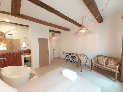 une salle de bain avec une baignoire et un lavabo dans une pièce dans l'établissement LaFrenchCasa Canebière, à Marseille