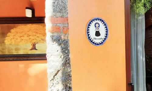 Posada de la Virgenに飾ってある許可証、賞状、看板またはその他の書類