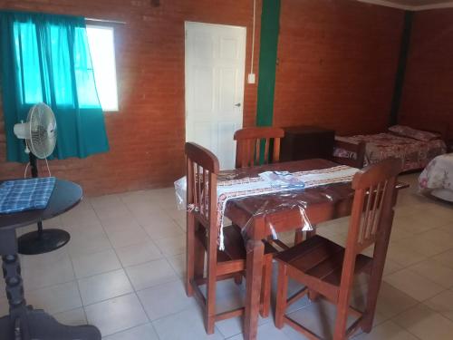 Las TapiasにあるMonoambiente en Las Tapiasのダイニングルーム(テーブル、椅子、ファン付)