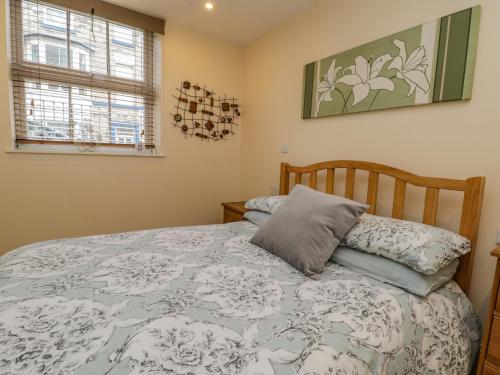 een slaapkamer met een bed en twee ramen bij Apartment 6 in Whitby