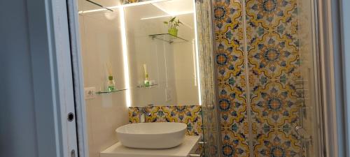 bagno con lavandino e doccia di Appartamento con garage KATE a Genova