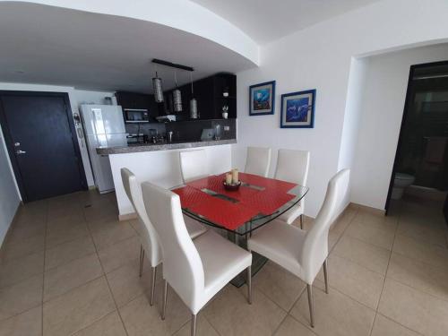 O bucătărie sau chicinetă la Departamento al pie del mar con hermosa vista / Torre Oceánica