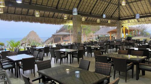A restaurant or other place to eat at Coral Blue Huatulco