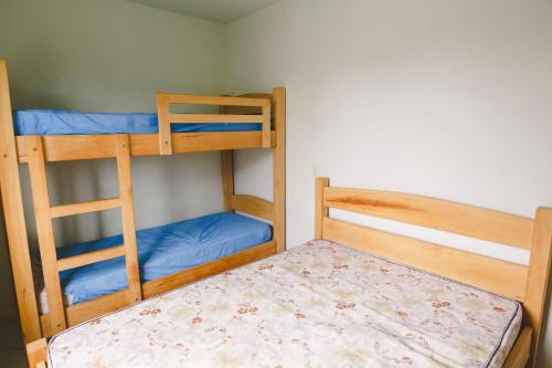 1 dormitorio con 2 literas con sábanas azules en Morada do Mar Aberto - 100 metros da praia, en Palhoça