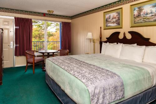 Ένα ή περισσότερα κρεβάτια σε δωμάτιο στο Ozarka Lodge Eureka Springs