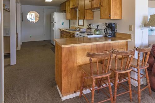 Rustic Lakefront Cabin – Photos 2