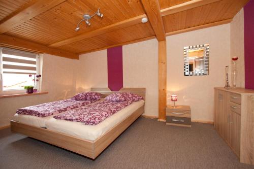 Кровать или кровати в номере Ferienwohnung Uwe's Sporthütte