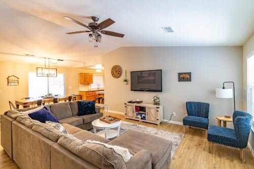 a living room with a couch and a tv at Pine Place in Oakhurst
