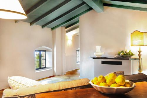 a living room with a bowl of lemons on a table at Prati Palai in Bardolino