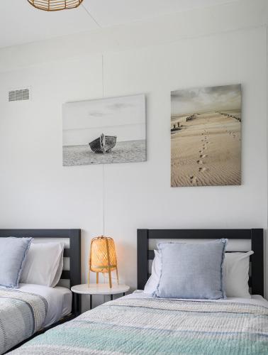 1 dormitorio con 2 camas y una playa en The HardyOne - Aldinga Beach - C21 SouthCoast Holidays, en Aldinga Beach