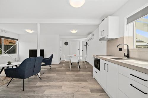 Una cocina o zona de cocina en The HardyOne - Aldinga Beach - C21 SouthCoast Holidays