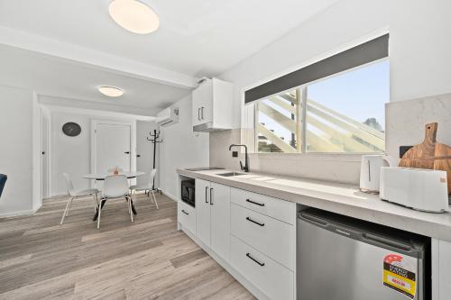 Una cocina o zona de cocina en The HardyOne - Aldinga Beach - C21 SouthCoast Holidays